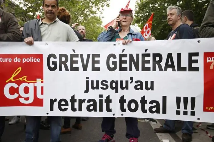 
	Greves: o governo franc&ecirc;s, que enfrenta mais de tr&ecirc;s meses de protestos por uma pol&ecirc;mica reforma trabalhista
 (Charles Platiau/Reuters)