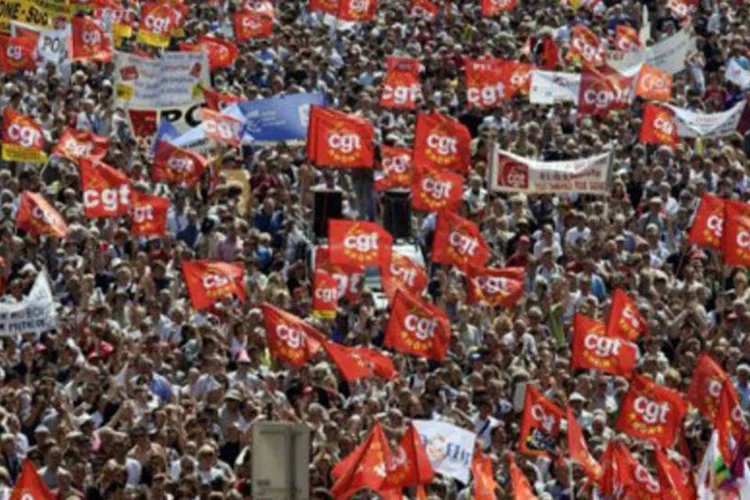 Manifestantes de reúnem em Paris: sindicatos prevêem que até 2 milhões de pessoas entrem em greve contra reforma na aposentadoria (.)