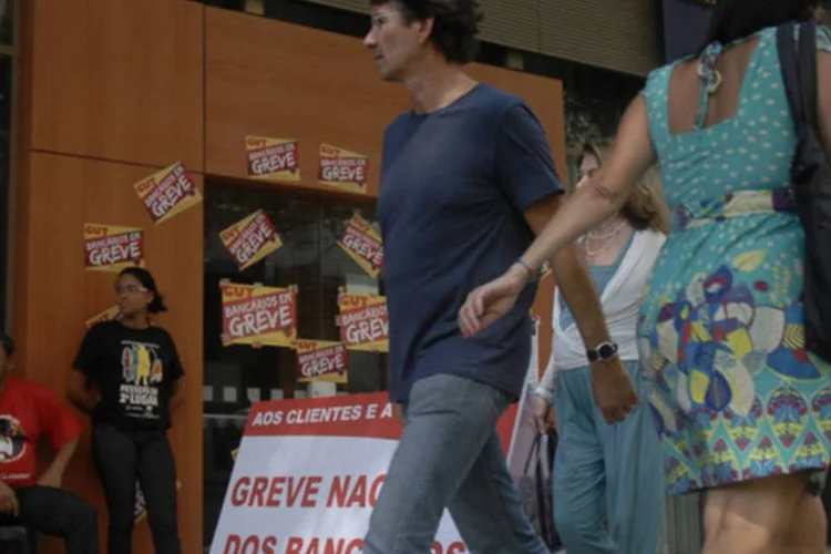 Agência do Itaú no Rio de Janeiro em greve: ontem, no terceiro dia de greve, as paralisações atingiram 8.527 agências (Tânia Rêgo/ABr)
