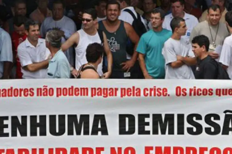 Funcionários da General Motors em greve de 2009 na fábrica de São José dos Campos: a desaceleração da economia brasileira afetou a autoindústria (Nelson Almeida/AFP)