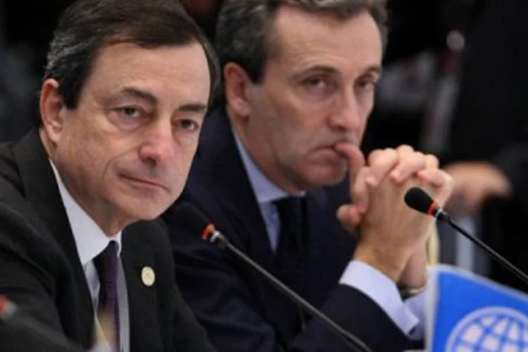 Grilli (E) ao lado do então presidente do BC italiano, Mario Draghi: Grilli foi a mão direita de Monti no Ministério da Economia até agora (Mauricio Lima/AFP)
