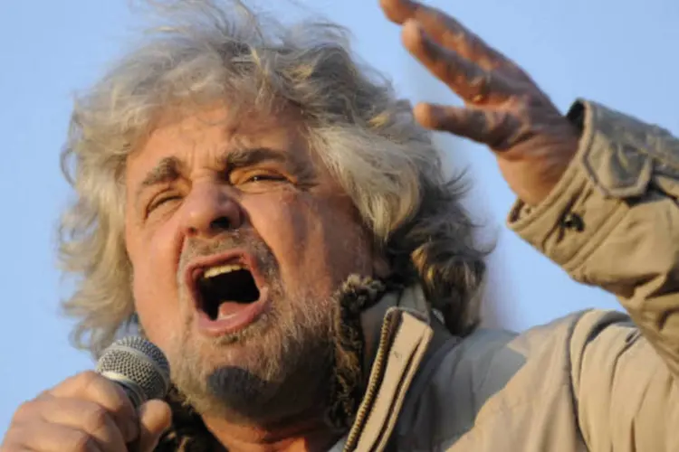 Líder do Movimento 5 Estrelas e ex-comediante Beppe Grillo fala durante comício em Turim, na Itália (REUTERS/Giorgio Perottino)