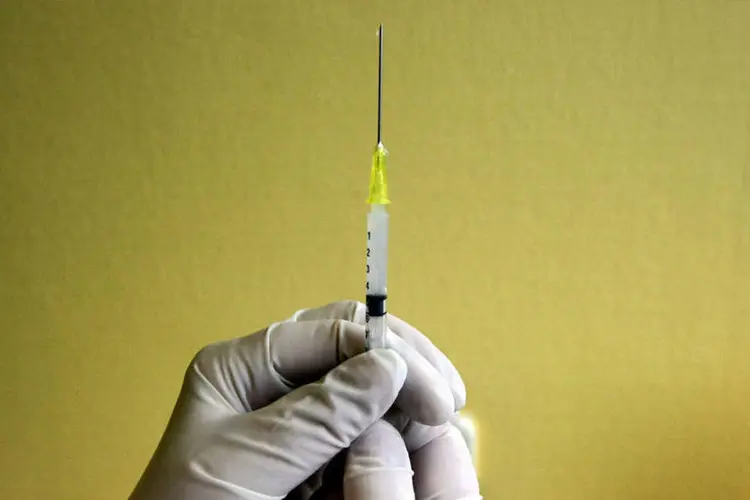 
	Vacina: o tratamento inclui tr&ecirc;s doses, com seis meses de intervalo entre elas
 (Karoly Arvai / Reuters)
