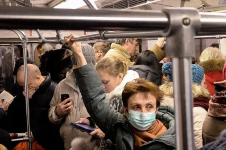 
	H1N1: os hospitais da rede municipal atenderam a 228,7 mil pessoas com sintomas de gripe na &uacute;ltima semana, contra 262,1 mil na 14&ordf; semana
 (Kirill Kudryavtsev / AFP)