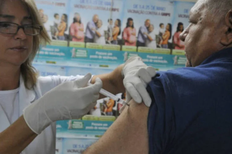 
	Enfermeira aplica vacina contra gripe:&nbsp;a&ccedil;&atilde;o ser&aacute; uma extens&atilde;o no munic&iacute;pio do Rio da Campanha Nacional de Vacina&ccedil;&atilde;o contra a Gripe, que pelo cronograma oficial do Minist&eacute;rio da Sa&uacute;de vai at&eacute; sexta (Valter Campanato/ABr)