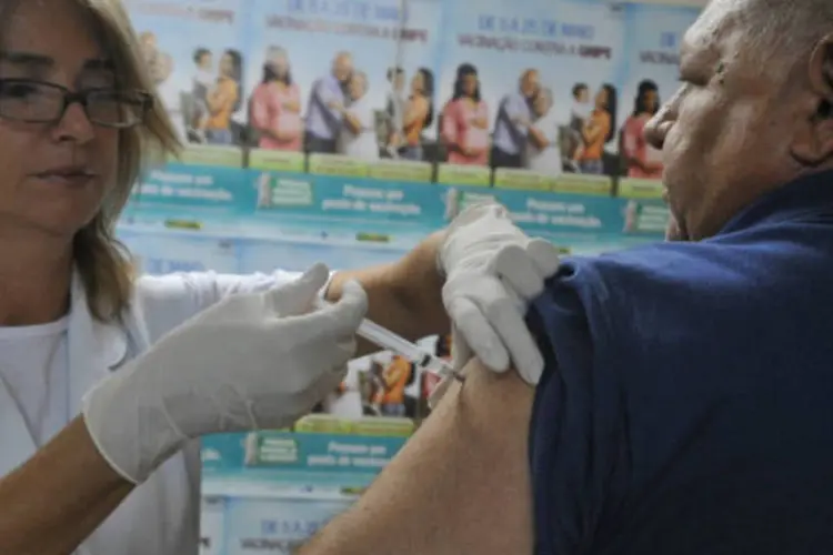 Enfermeira aplica injeção em paciente em campanha de vacinação contra a gripe (Valter Campanato/ABr)
