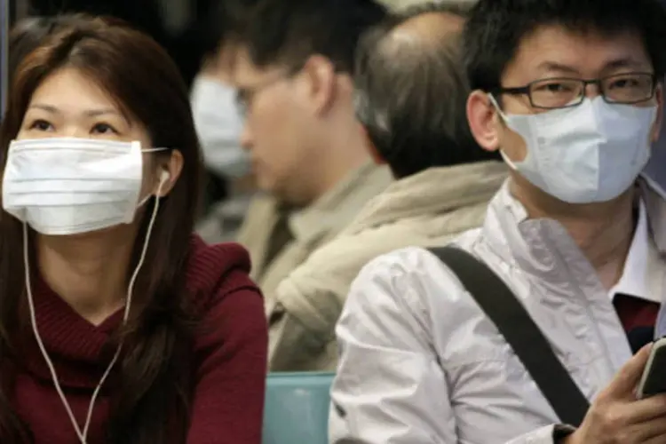 
	Chineses usam m&aacute;scara no metr&ocirc; para se proteger da gripe avi&aacute;ria
 (REUTERS/Pichi Chuang)