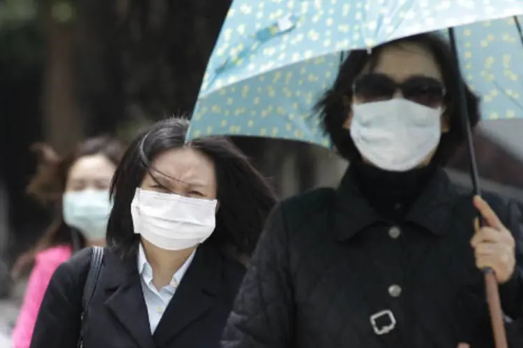 Gripe aviária: mulheres usando máscaras caminham por rua de Taipé, na China ( REUTERS/Pichi Chuang)