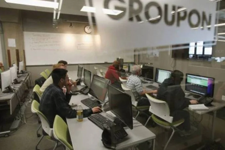 
	Com a expuls&atilde;o, o Groupon ficar&aacute; sem selo de &quot;excel&ecirc;ncia&quot; do Comit&ecirc; de Compras Coletivas
 (Scott Olson/Getty Images)