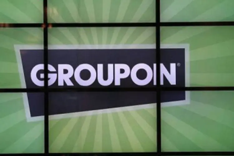 
	Logo do Groupon: o volume de neg&oacute;cios da empresa aumentou 44,8%, a US$ 568,3 milh&otilde;es, mas o mercado esperava um aumento para US$ 573,13 milh&otilde;es
 (Scott Olson/Getty Images/AFP)