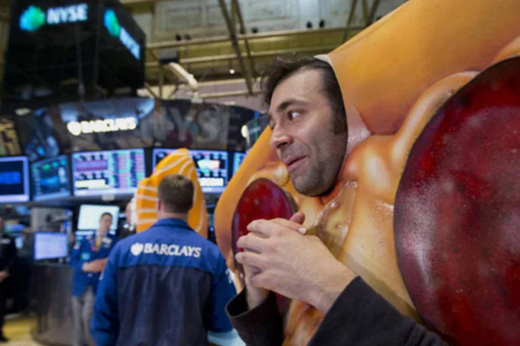 
	Ator fantasiado durante a estreia da Grubhub na Bolsa de Valores de Nova York (NYSE): companhia foi uma das 331 opera&ccedil;&otilde;es de IPOs neste ano
 (Jin Lee/Bloomberg)