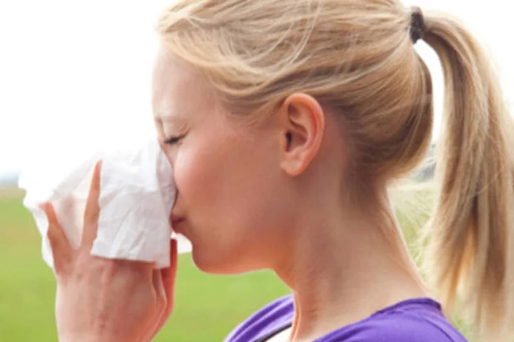 
	Mulher com gripe: a preven&ccedil;&atilde;o da gripe &eacute; feita com regras b&aacute;sicas de higiene, como cobrir a boca ao tossir ou espirrar e lavar as m&atilde;os com frequ&ecirc;ncia
 (GettyImages)