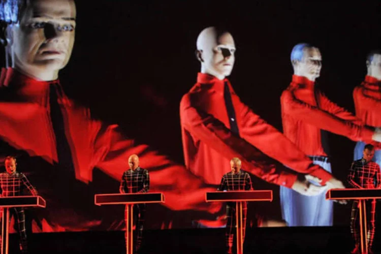 "Kraftwerk" trouxe todos os equipamentos, inclusive os óculos, para o show em 3D no Brasil (Getty Images)