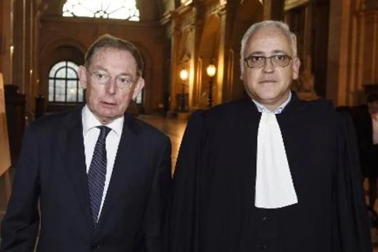 
	Ex-copresidente do grupo EADS Noel Forgeard (e), com advogado no tribunal
 (Eric Feferberg/AFP)