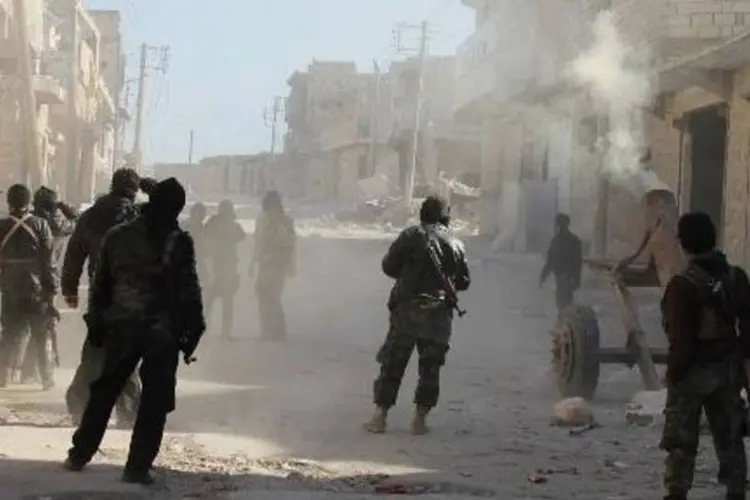
	Membros da Al-Nusra: frente &eacute; principal aliado dos rebeldes que tentam derrubar regime de Assad
 (Baraa al-Halabi/AFP)