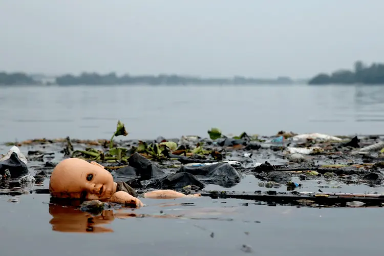 
	Polui&ccedil;&atilde;o na Ba&iacute;a de Guanabara, no Rio: ba&iacute;a &eacute; alimentada por c&oacute;rregos e rios cheios de excrementos, incluindo um que passa por uma unidade de tratamento de esgoto constru&iacute;da na d&eacute;cada de 1990 que nunca foi usada
 (Matthew Stockman/Getty Images)