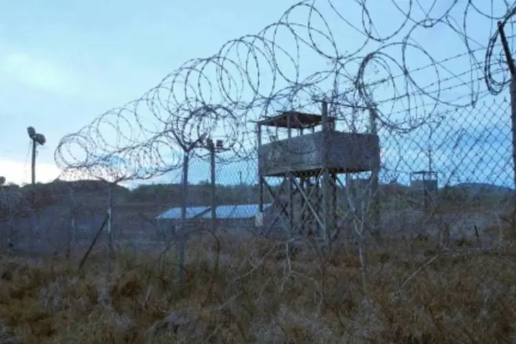 
	Um campo e torre abandonados na base naval americana em Guantanamo
 (Chantal Valery/AFP)