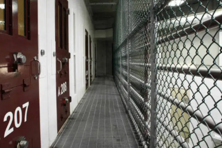 
	Corredor de celas da pris&atilde;o de Guant&aacute;namo, em Cuba: o protesto come&ccedil;ou em fevereiro, quando um grupo pequeno decidiu iniciar a greve de fome.
 (Bob Strong/Files/Reuters)