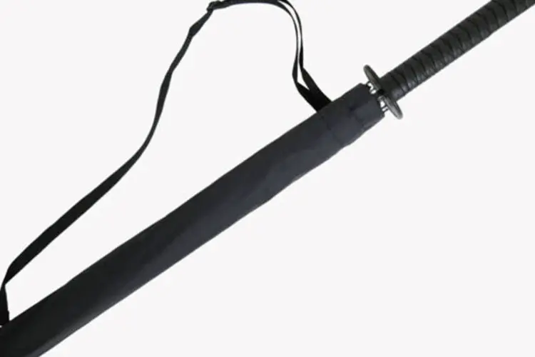 Guarda-chuva em forma de espada, da Kikkerland (Divulgação)