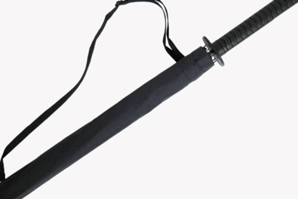 Cabo de guarda-chuva imita espadas de samurais