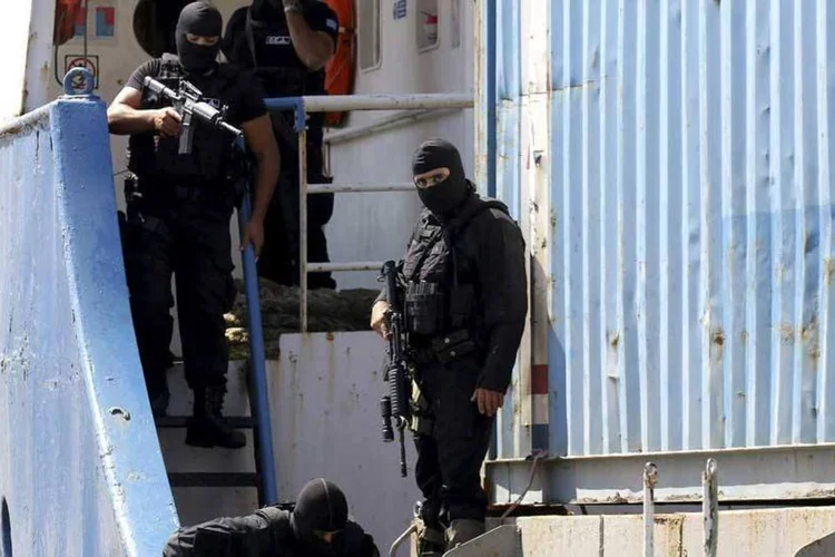 
	Membros da guarda costeira grega: a Organiza&ccedil;&atilde;o das Na&ccedil;&otilde;es Unidas imp&ocirc;s um embargo de carregamentos de armas para a L&iacute;bia
 (REUTERS/Stefanos Rapanis)