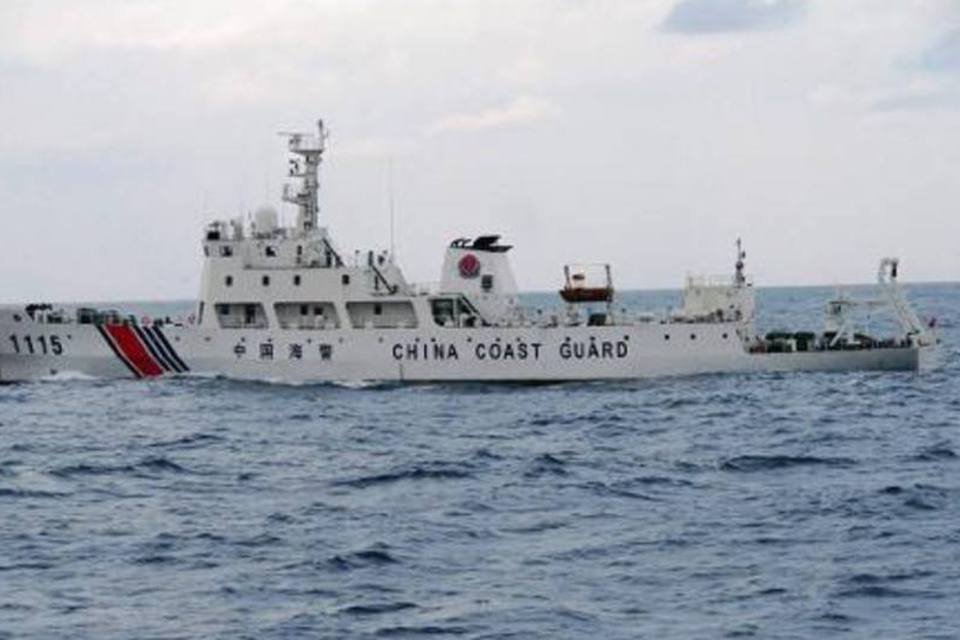 Navio da Guarda Costeira japonesa navega perto de ilhas disputadas no Mar da China Oriental (Japan Coast Guard/AFP/AFP)
