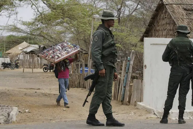 
	Guarda nacional da Venezuela patrulha fronteira com Col&ocirc;mbia: abertura ser&aacute; &quot;ordenada, controlada e gradual&quot;
 (Reuters / Isaac Urrutia)