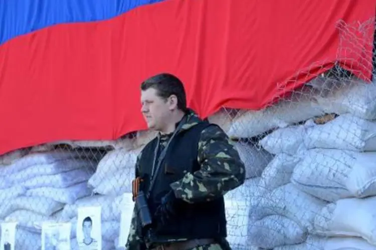 
	Homem armado monta guarda na Ucr&acirc;nia:&nbsp;diplomata russo explicou que a popula&ccedil;&atilde;o do leste da Ucr&acirc;nia teme uma&nbsp;agress&atilde;o&nbsp;por parte das for&ccedil;as ucranianas
 (Kirill Kudriavtsev/AFP)