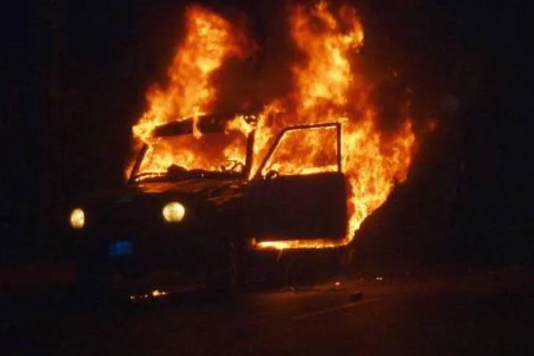 Veículo da Guarda Nacional da Venezuela incendiado por manifestantes: protestos deixaram 41 mortos (Geraldo Caso/AFP)
