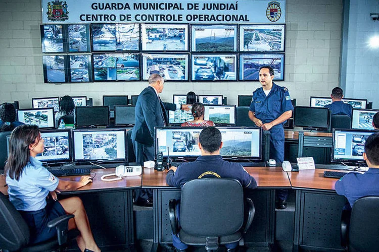 
	Central de monitoramento em Jundia&iacute; (SP): trabalho conjunto de guardas e policiais contra os bandidos
 (Leandro Fonseca/Exame)