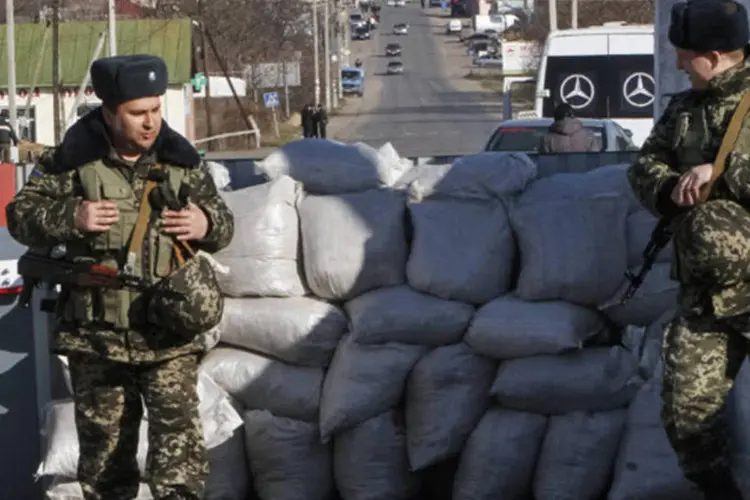 
	Guardas ucranianos na fronteira do pa&iacute;s com a Mold&aacute;via, na regi&atilde;o da&nbsp;Transn&iacute;stria, perto de Odessa
 (Yevgeny Volokin/Reuters)