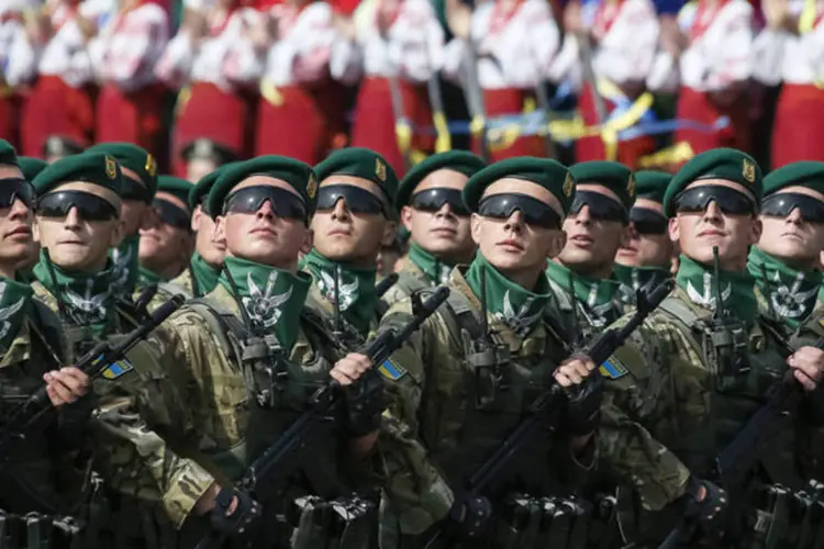 Guardas de fronteira da Ucrânia: investida militar dos rebeldes parece ter aberto uma nova frente no conflito (Gleb Garanich/Reuters)