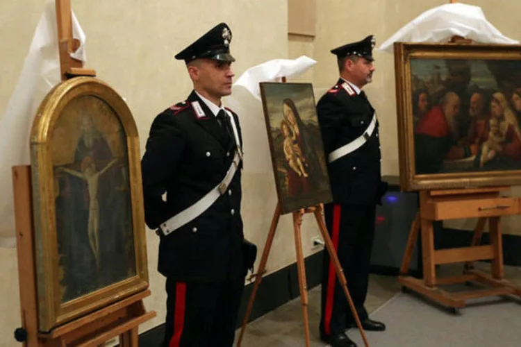 
	Guardas italianos em frente a quadros recuperados: especialistas do Minist&eacute;rio da Cultura italiano disseram n&atilde;o terem conseguido estimar o valor das obras de arte
 (Stefano Rellandini/ Reuters)