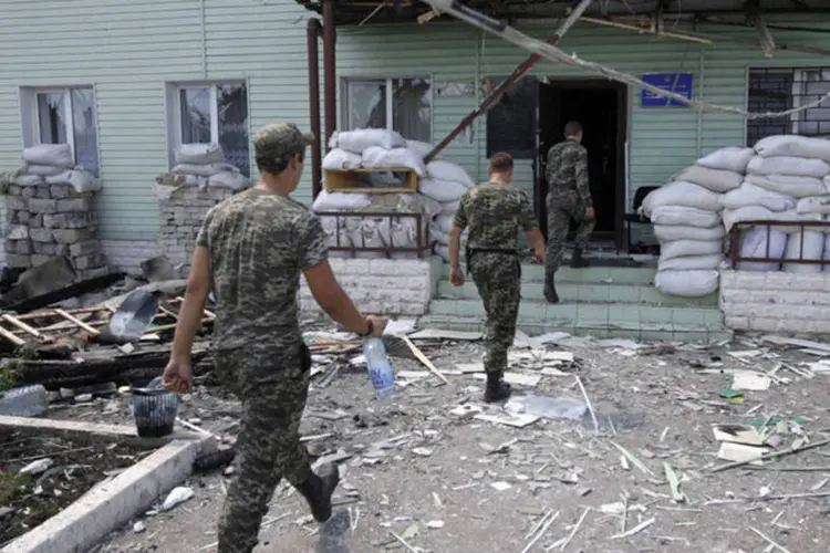 Guardas em Luhansk: regiões do leste ainda estão sob controle dos separatistas pró-Rússia (Valentyn Ogirenko/Reuters)