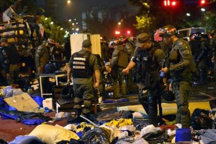 
	Guardas desmantelam acampamento de opositores na Venezuela: 40 pessoas permanecem presas por crimes relacionados &agrave; viol&ecirc;ncia nos protestos, dos quais 12 s&atilde;o policiais
 (Carlos Becerra/AFP)