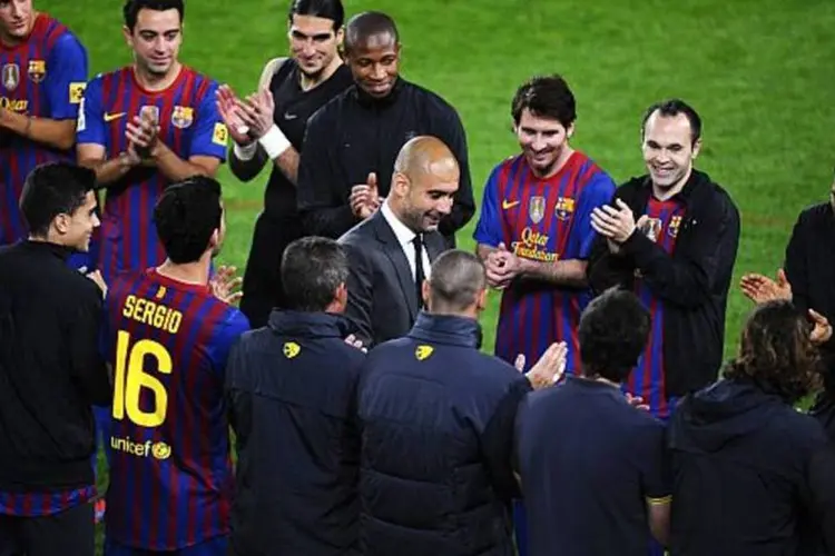 O técnico Guardiola (centro) recebe a homenagem dos jogadores do Barcelona em sua última partida (David Ramos/Getty Images)