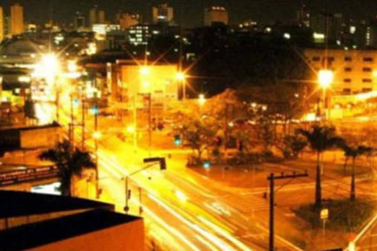 Guarulhos iluminada: em cinco anos, gastos com energia foram reduzidos coma o uso de lâmpadas mais eficientes nos semáforos e luminárias públicas.  (Divulgação)