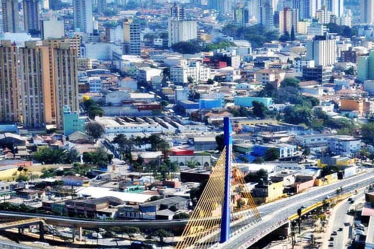 
	Guarulhos, na grande S&atilde;o Paulo: cidade ainda n&atilde;o tem nenhuma esta&ccedil;&atilde;o do Metr&ocirc; nem da Companhia Paulista de Trens Metropolitanos (CPTM)
 (Wikimedia Commons)