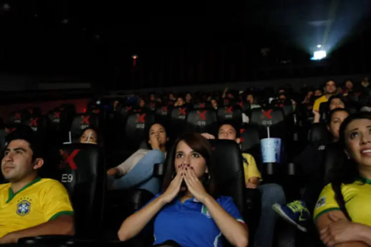 Pessoas veem o jogo do Brasil em cinema, na Guatemala (Jorge Dan Lopez / Reuters)