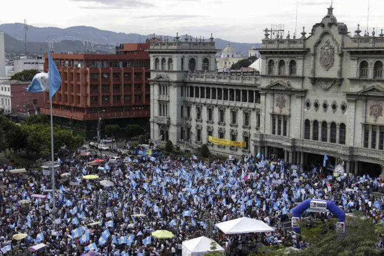 
	Manifestantes pedem a sa&iacute;da do presidente da Guatemala, Otto P&eacute;rez Molina
 (Josue Decavele/Reuters)