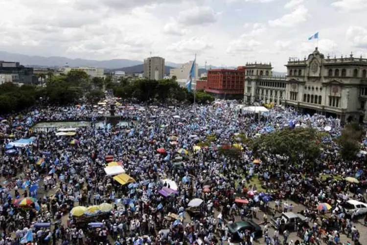 
	Protestos na Guatemala: o Tribunal Superior Eleitoral (TSE) convocou um total de 7.556.873 cidad&atilde;os recenseados para votar no pr&oacute;ximo domingo
 (REUTERS)