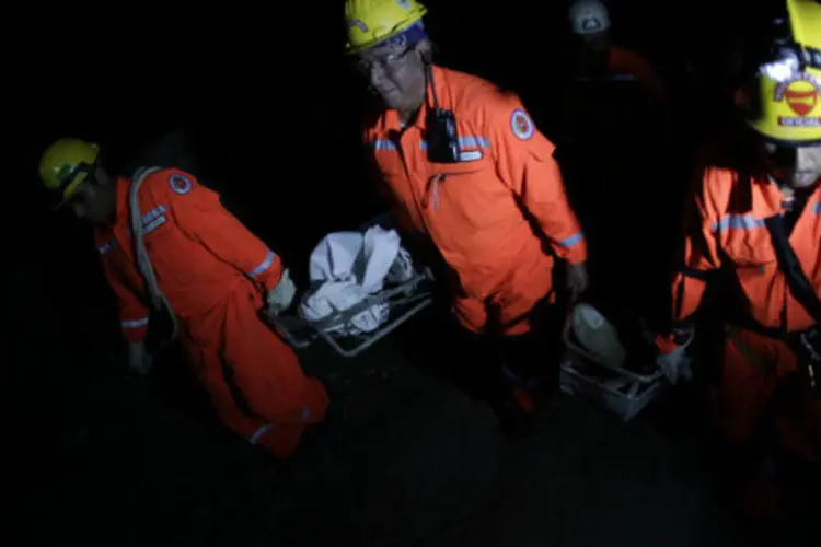 Equipes de resgate carregam o corpo de uma das sete vítimas mortas em um deslizamento de terra após um terremoto de 7,4 graus de magnitude em El Recreo, na Guatemala (REUTERS/Jorge Dan Lopez)