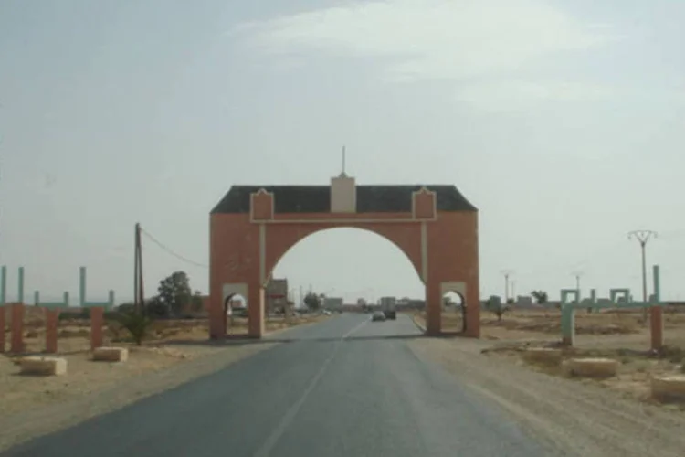 Entrada da cidade de Guelmin, no Marrocos: segundo fonte do Ministério do Interior, como a região é desértica, o número de vítimas pode ser maior (Wikimedia Commons)