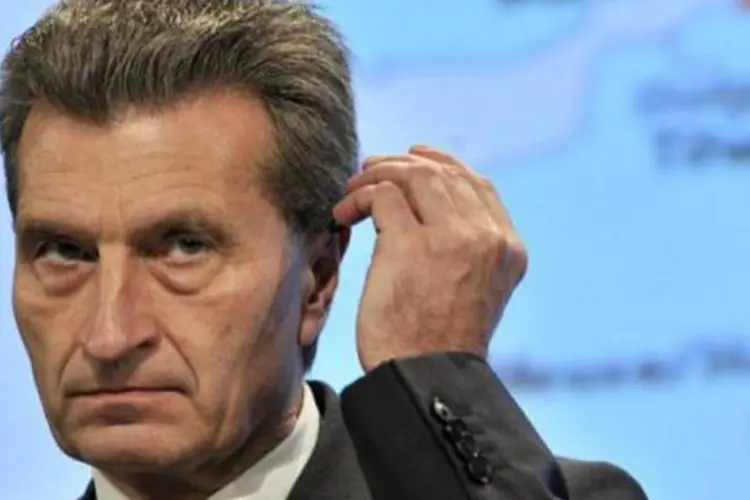 
	Guenther Oettinger, comiss&aacute;rio europeu: &quot;faremos de tudo at&eacute; dia 30 para que os gregos mostrem que est&atilde;o preparados para reformar&quot;
 (Georges Gobet/AFP)