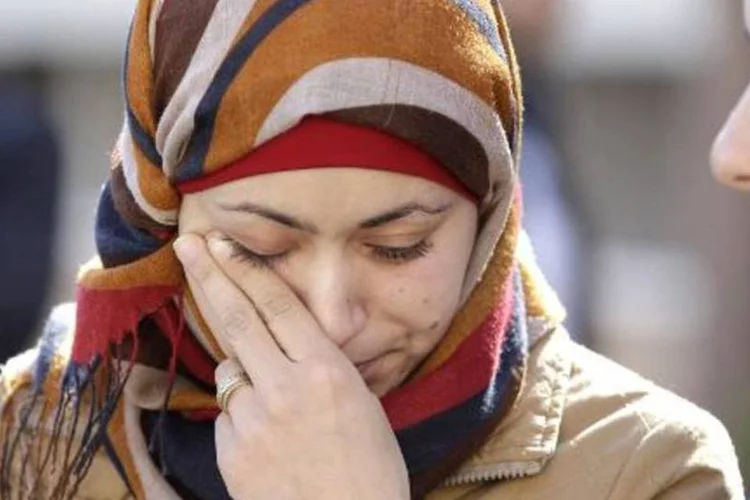 Mulher do piloto jordaniano executado se emociona durante uma manifestação em Amã (Khalil Mazraawi/AFP)