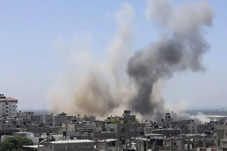 Fumaça é vista em Rafah, na Faixa de Gaza, após um ataque aéreo de Israel (Ibraheem Abu Mustafa/Reuters)