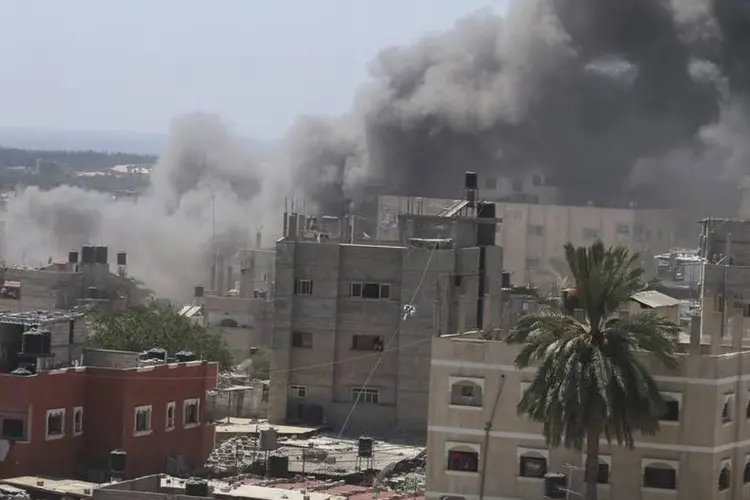 
	Fuma&ccedil;a em Rafah: a pol&iacute;cia palestina informou que seis pessoas foram mortas pelo ataque
 (Ibraheem Abu Mustafa/Reuters)