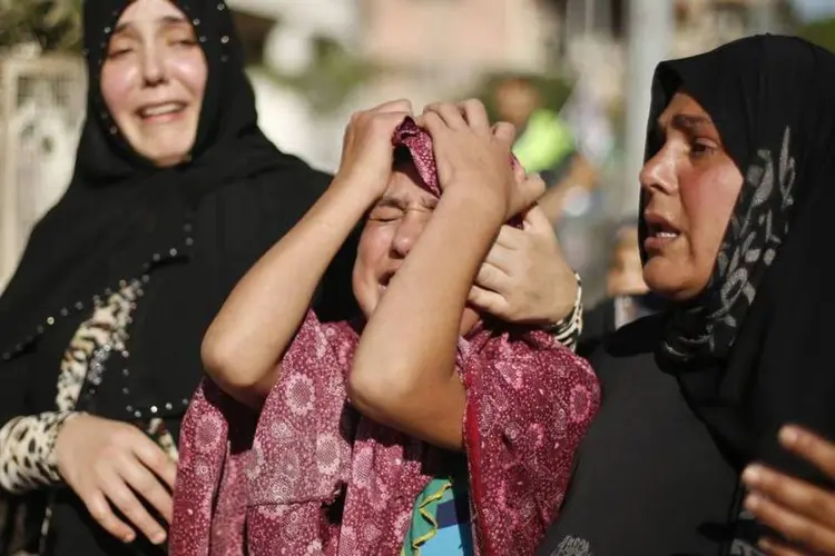 Mulheres choram a morte de quatro meninos em uma praia de Gaza, após ataque de Israel (Mohammed Salem/Reuters)