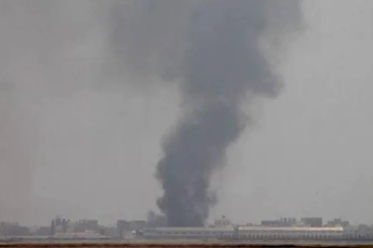 
	Vista panor&acirc;mica do bairro de Khor Maksar, pr&oacute;ximo ao aeroporto de Aden: os combates no I&ecirc;men deixaram mais de 1.200 mortos e ao menos 5.000 feridos desde meados de mar&ccedil;o
 (Saleh al-Obeidi/AFP)