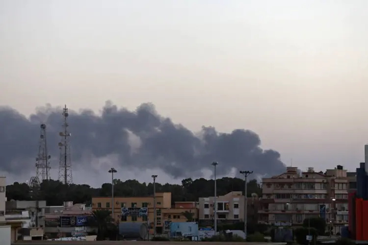Fumaça preta toma conta da região próxima à Universidade de Benghazi após confrontos, na Líbia (Esam Omran Al-Fetori/Reuters)